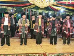 Tokoh masyarakat Sumut dari Tabagsel, Syahrul Pasaribu, Bachrum Harahap dan Sarmadhan Hasibuan, juga hadir dan ikut manortor. (Foto: Sukri Falah Harahap)