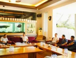 Teks:Wakil Gubernur Sumatera Utara Musa Rajekshah&nbsp;bersilaturahmi ke kediaman H. Zaini orang tua dari H. Rihan Vahriza yang juga sebagai Tuan rumah pelaksanaan Kejurnas South Borneo Rally 2023.

Teks: