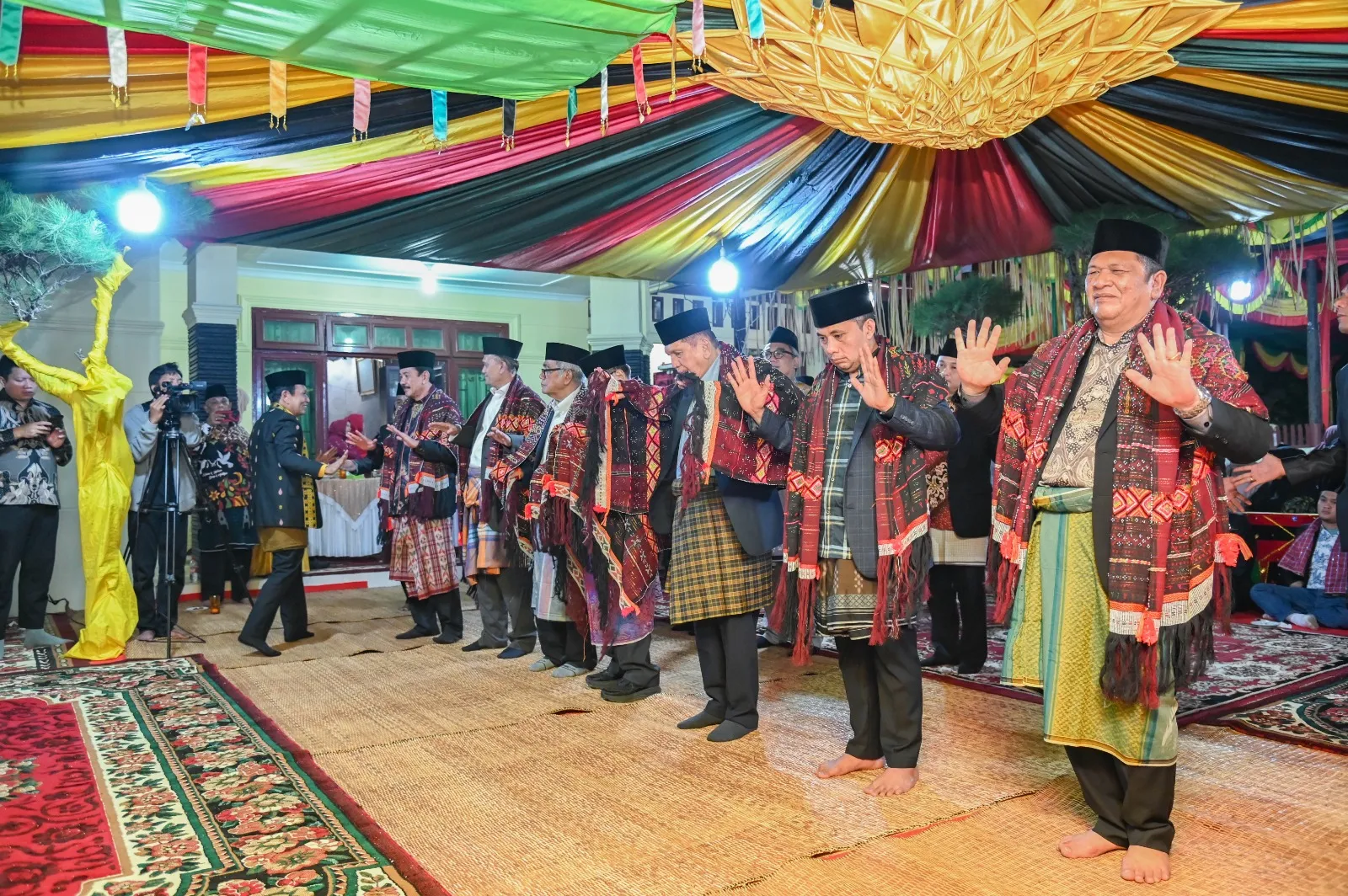 Para 'Legend' Manortor Di Pernikahan Puteri Wali Kota Sidimpuan