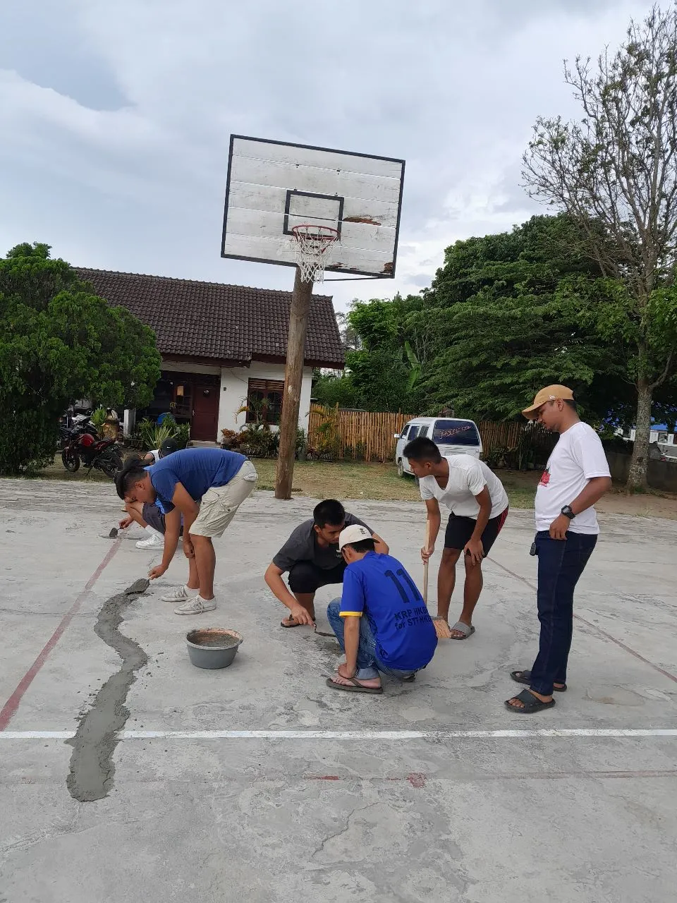Orang Muda Ganjar Ajak Masyarakat Renovasi Lapangan Basket di Balige