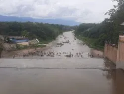 Teks fotoBerita/Irham Hagabean Nasution Pencarian dilakukan melibatkan warga sekitar korban tenggelam di bendungan Aekgodang Sungai Batanggadis, Panyabungan.