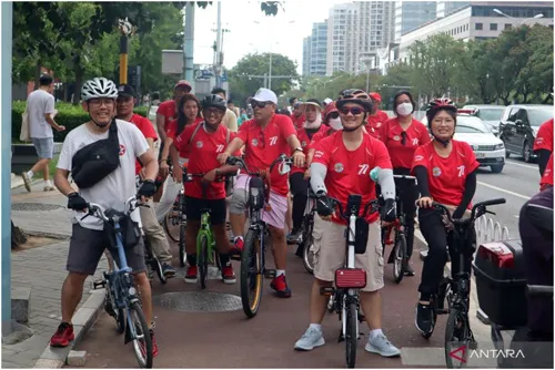 Rayakan HUT RI Ke-77, WNI Bersepeda 77 Km Kelilingi Beijing