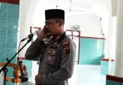 Kapolres Madina Biasa Jadi Imam Shalat