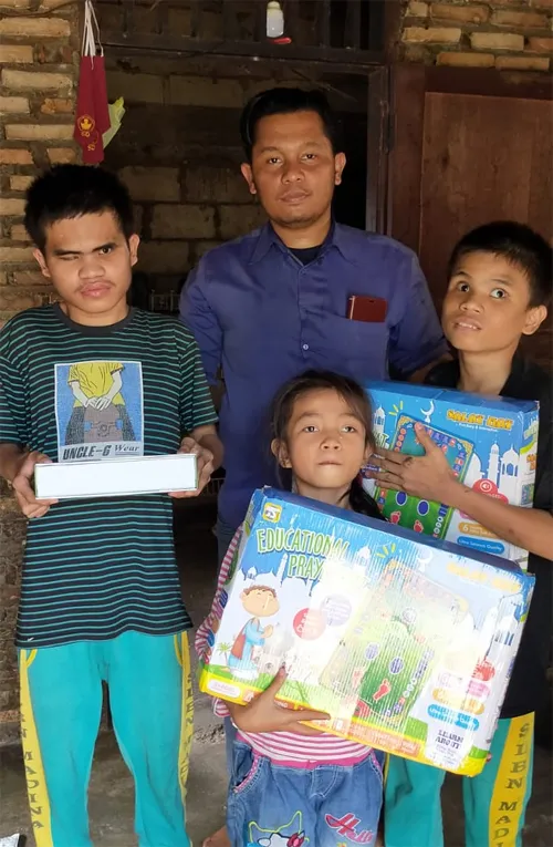 Kabag Kesra Serahkan Alquran Digital Kepada 5  Anak Penderita Katarak