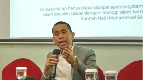 Anggota DPR Kritik OJK Terkait Bunga Pinjol 0,46 Persen/ Hari