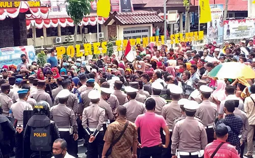 Tuntut Pembebasan 14 Warga, Massa Batang Onang Datangi Polres Tapsel