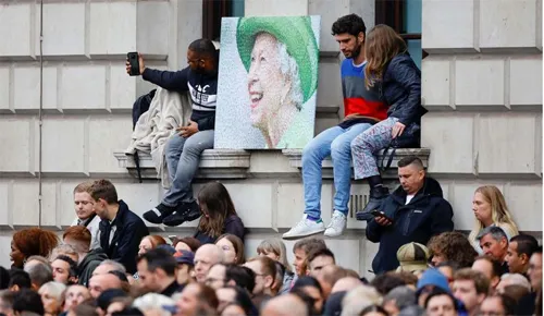 Ribuan Orang Bermalam Menunggu Pemakaman Ratu Elizabeth