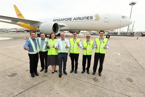 DHL Express - Singapore Airlines, Pesawat Kargo Boeing Baru Lepas Landas