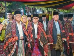 Tokoh nasional Akbar Tanjung, Baharuddin Aritonang dan Chairuman Harahap hadir dan manortor di pesta adat pernikahan puteri Wali Kota Padang Sidimpuan. (Foto:Sukri Falah Harahap)
