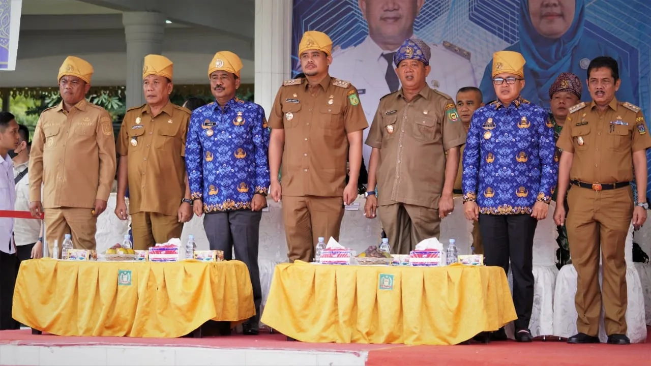 Syah Afandin Serahkan Bansos 21.854 Warga Rp11,5 Miliar