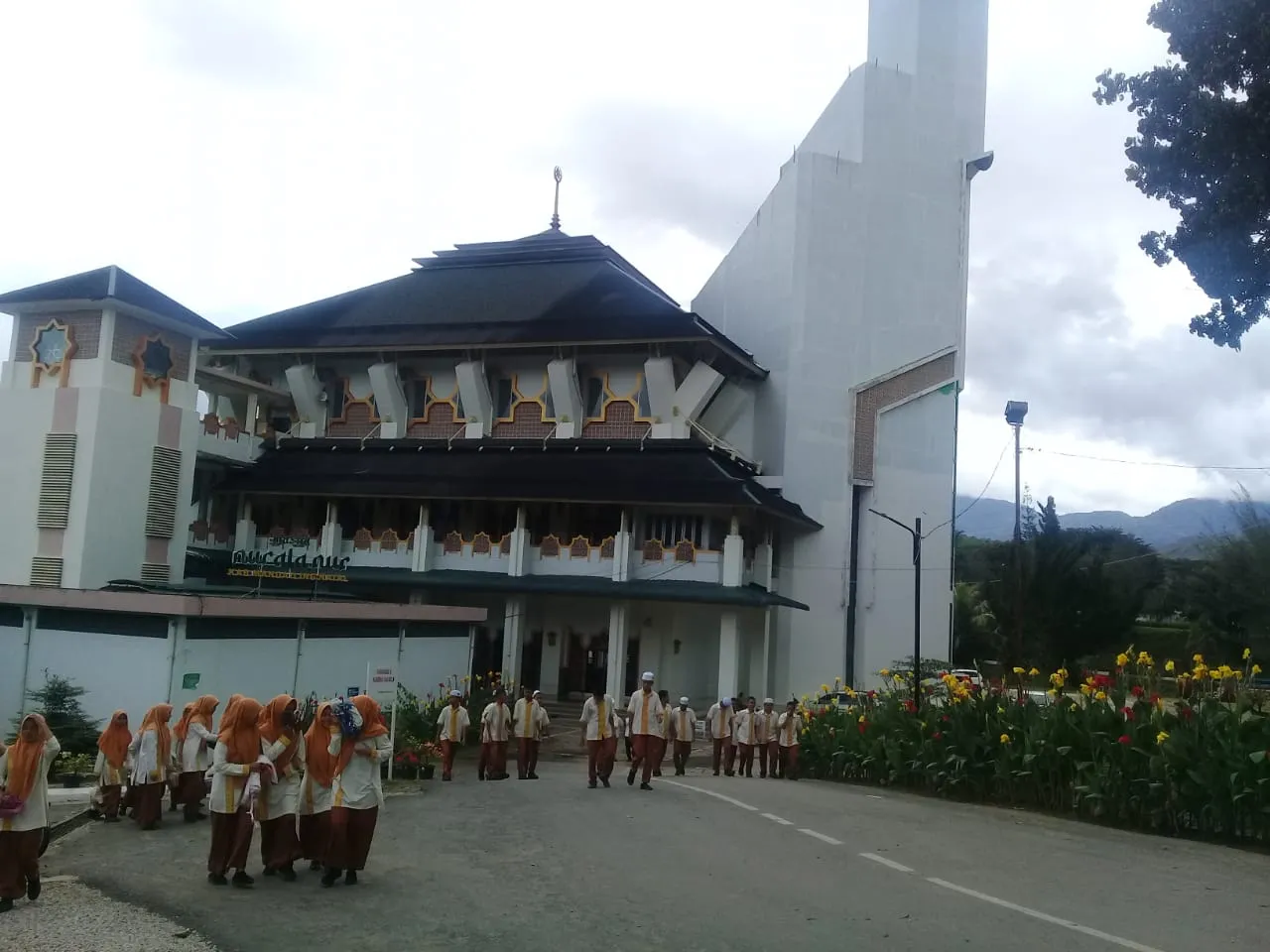 Masjid Agung Nur Ala Nur Dipenuhi Jamaah