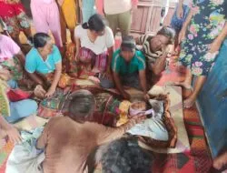 Suasana duka di rumah Swandi,  anaknya yang bernama Lastrika BR Ritonga Perempuan (8) yang duduk dibangku Kls III SD 3 warga Dusun VI Desa Sei Mentaram Kecamatan Nibung Hangus Kabupaten Batu Bara menjadi korban terjerumus dikolam, Sabtu (5/11/2022). beritasore/ist