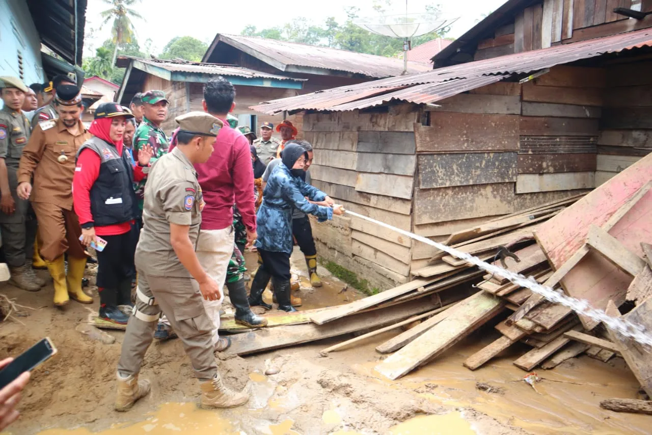 Mensos Kunjungi Pengungsi Agara di  Kute  Rambung Teldak