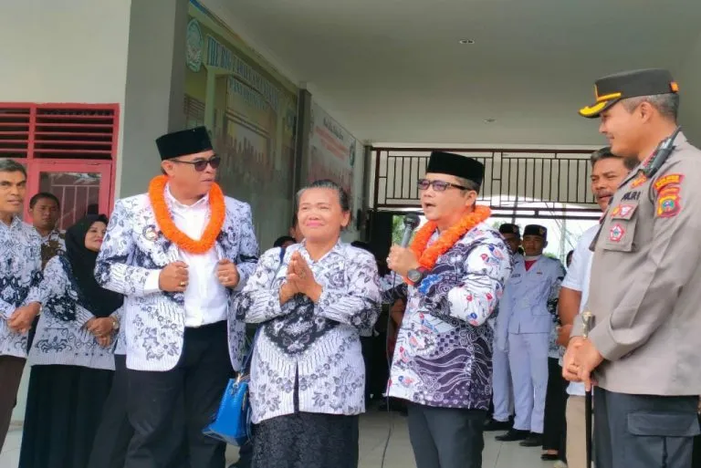Petinggi Madina Terharu Ketemu Guru