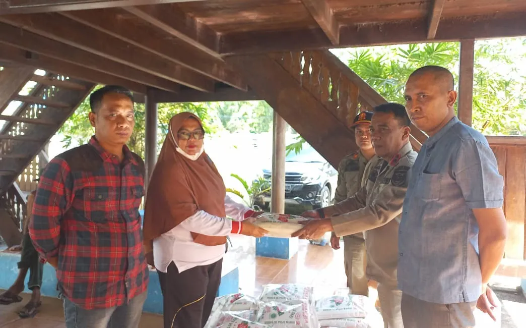 Kasatpol PP & Kadin Batu Bara Berbagi Bantun Korban Banjir