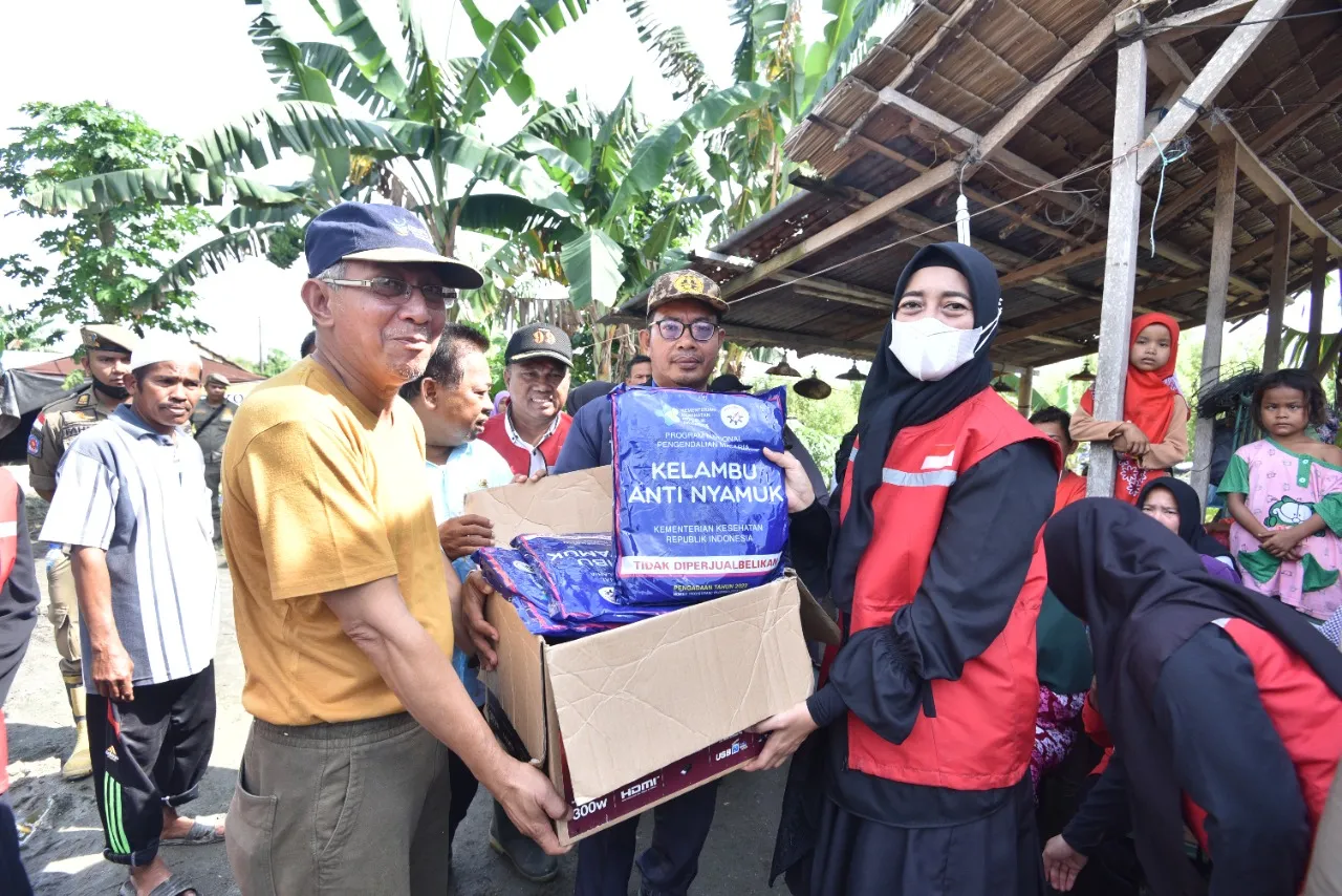 BK3S & P2KB Batu Bara Serahkan Bantuan Korban Gelombang Pasang