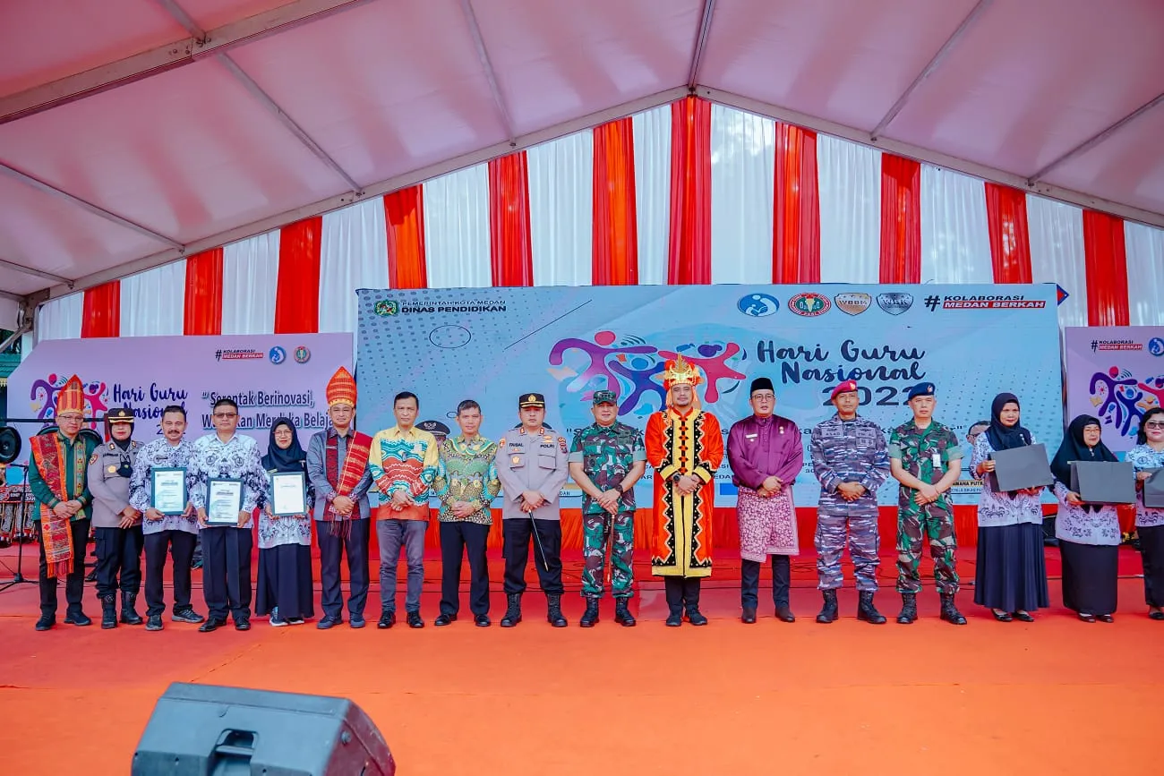 Bobby Bagikan 3.000 Pasang Sepatu & Sertifikat Pahlawan Tanpa Jasa