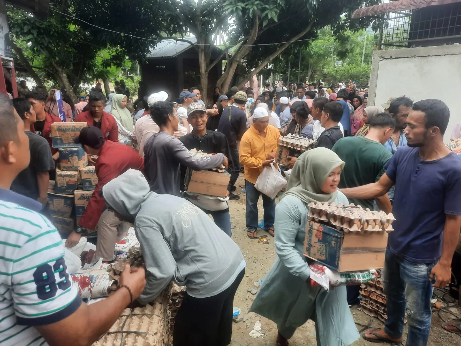 Membludak, Gerindra Bagikan Warga Madina 4.350  Sembako