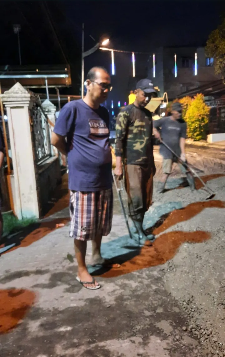 Antonius Tumanggor Cek Pengerjaan Proyek Cor Beton hingga Dini Hari