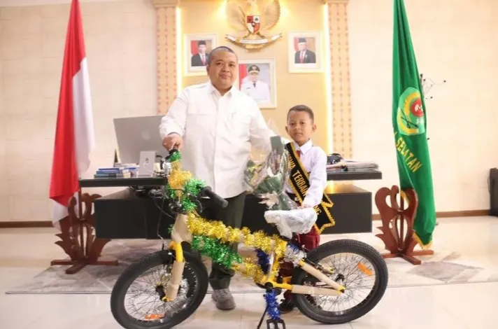 Bupati Tapsel Berikan Sepeda Bocah SD Usai Bertemu Jokowi