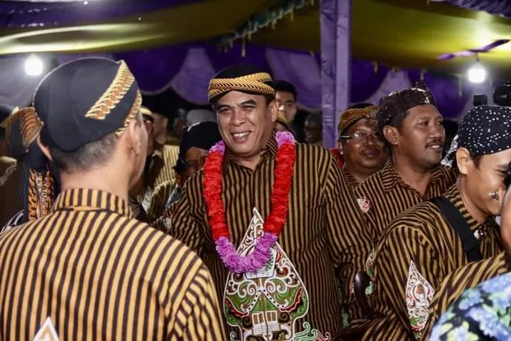 Bupati Madina Berpakaian Jawa Berbaur Dengan Warga Sinunukan