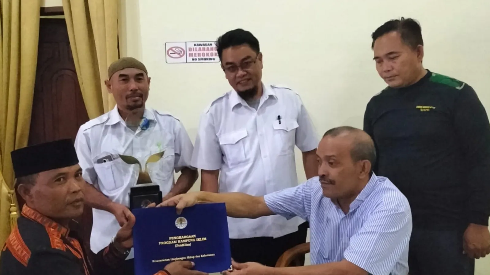 Pj Bupati Gayo Lues Serahkan Sertifikat Kampung Proklim Desa Bener Baru