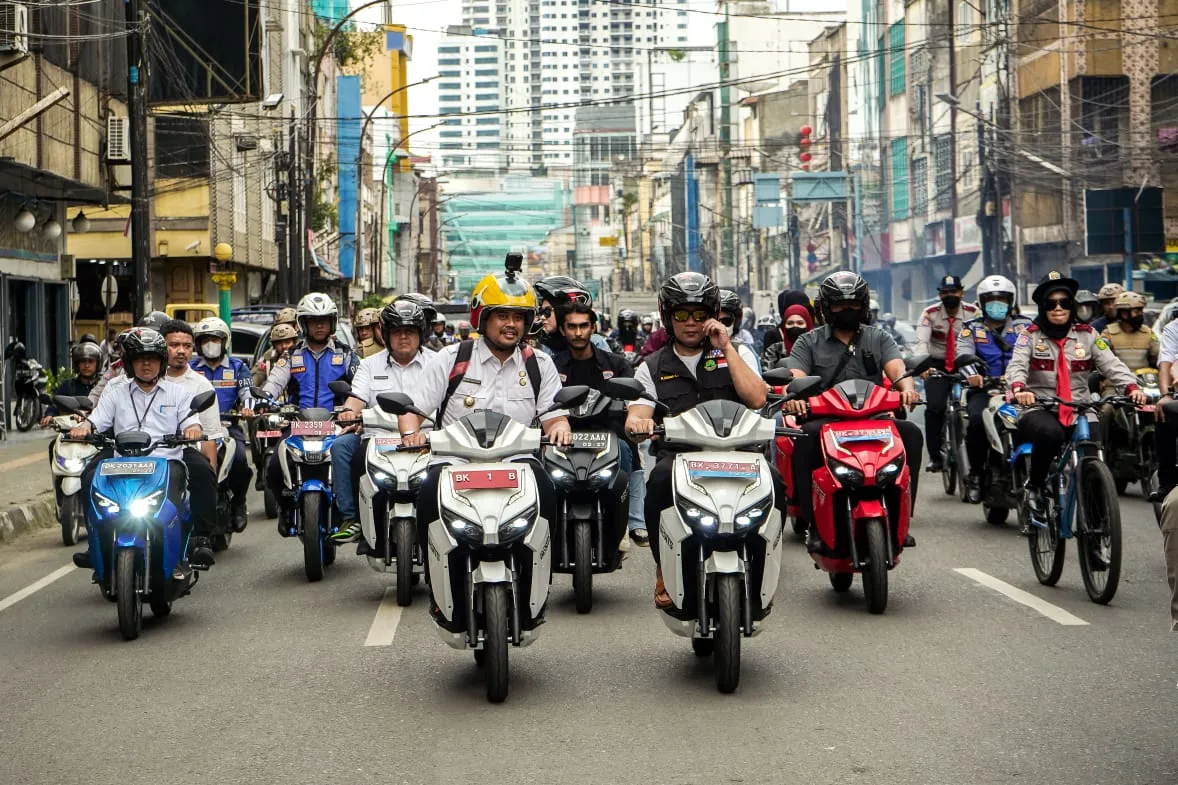 Bobby & Ridwan Kamil Uji Coba Sepeda Motor Listrik