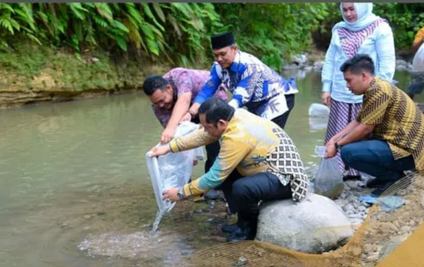 Wali Kota Sidempuan Tabur 3000 Ekor Bibit Ikan