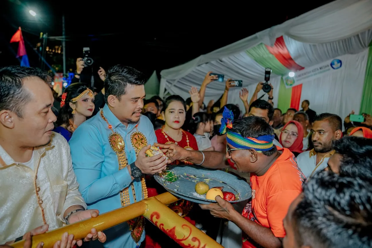 Bobby Lepas Pawai Kereta Kencana Meriahkan Perayaan Thaipusam