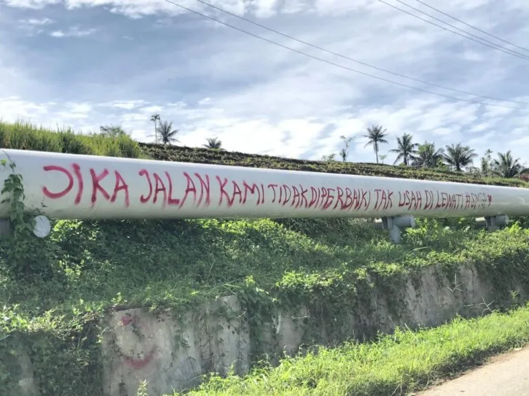 Jalan Rusak, Kendaraan PT SMGP Dilarang Masuk