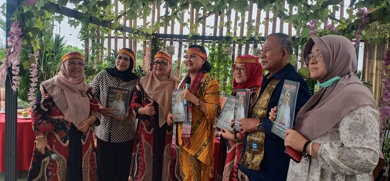 Pimpinan Radio Kardopa Beri Ulos Ketua IKWI Pusat