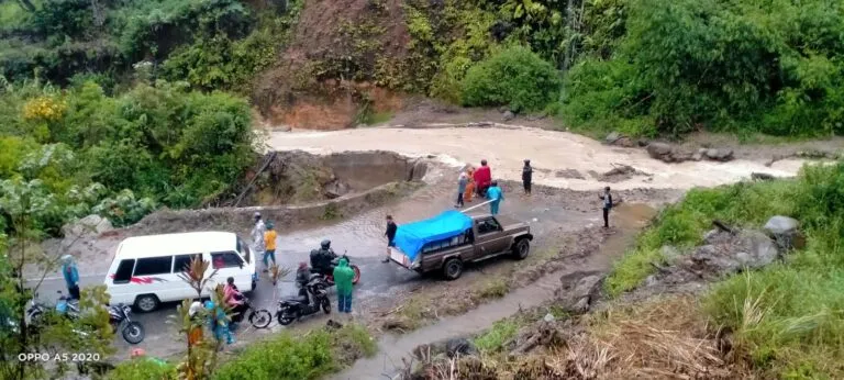 Aek Hatupangan Meluap,  Bebatuan Menimpa Jalan