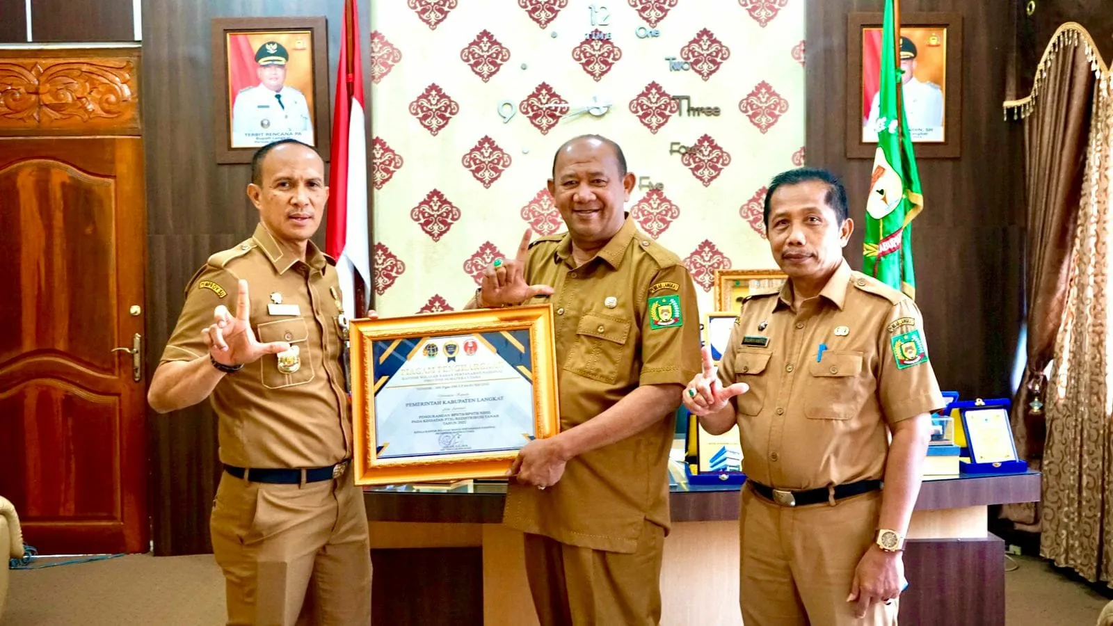 Syah Afandin Terima Penghargaan Kanwil BPN Provsu