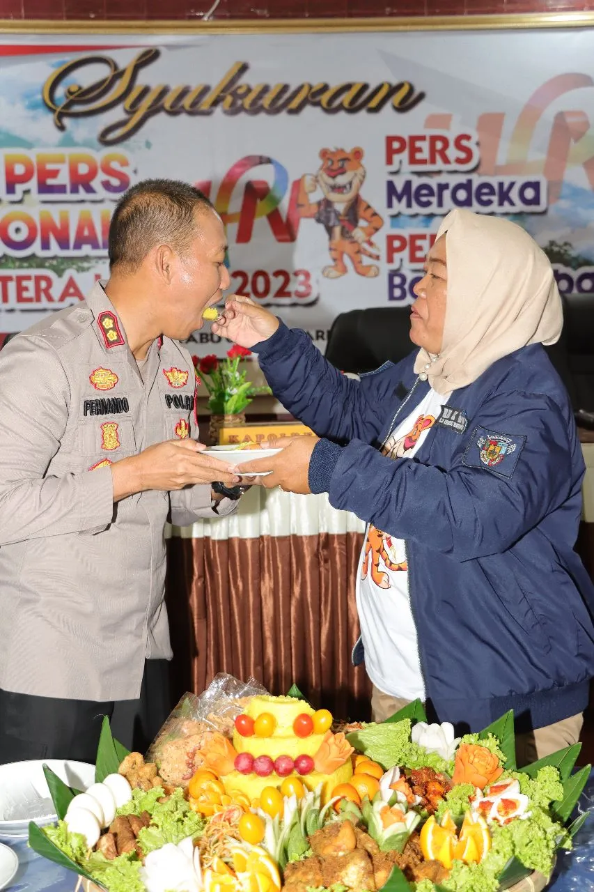 Hari Pers Nasional, Kapolres Pematang Siantar  Bagi Sembako Kepada Wartawan