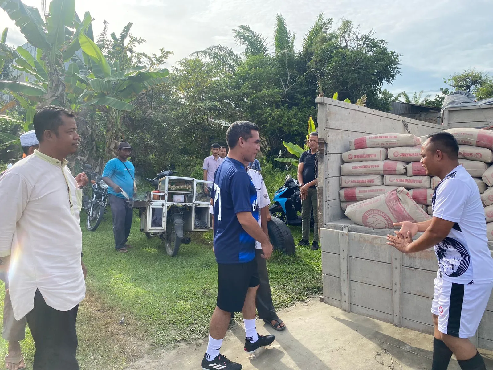 Kapolres Batu Bara Bantu Madrasah Al-Insan Nul 100 Sak Semen