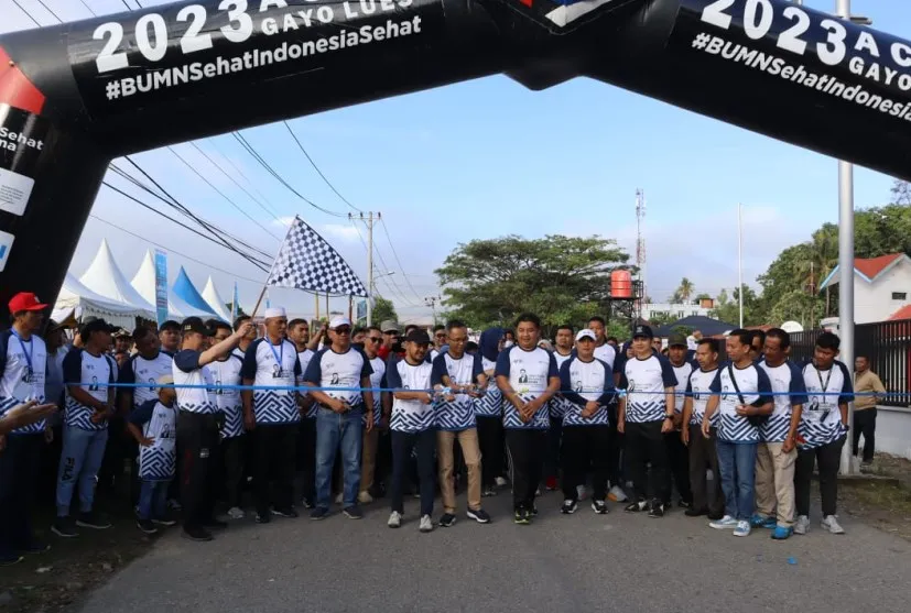 Ribuan Peserta Meriahkan Jalan Sehat HUT BUMN ke 25 di Gayo Lues