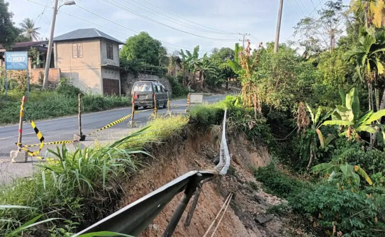 Jalan Amblas Siramram Ancam Nyawa