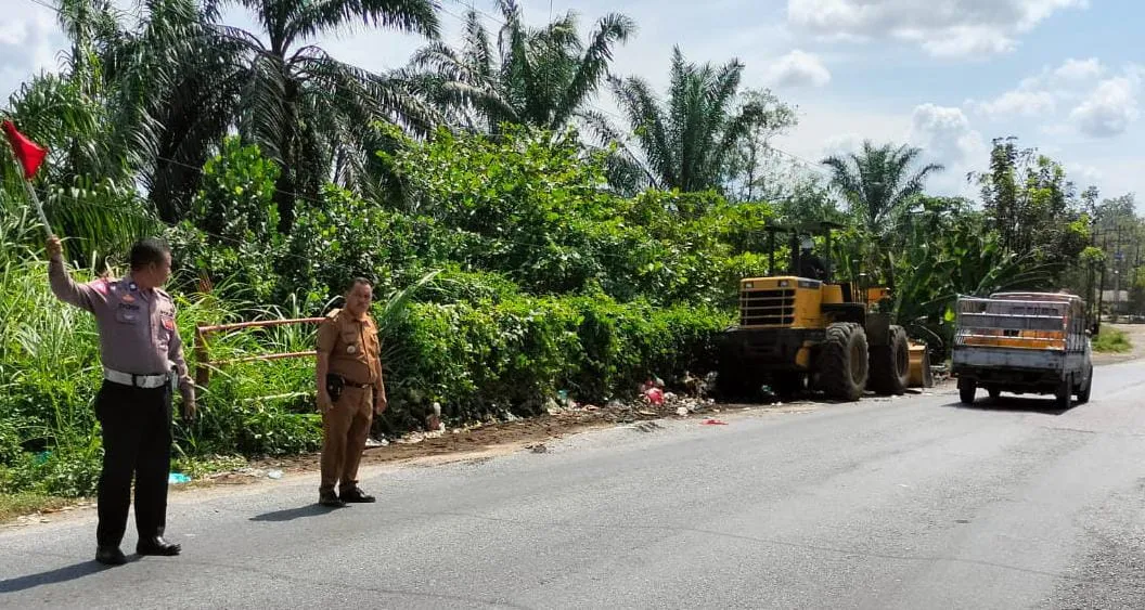 Camat Pulau Rakyat Bersihkan Sampah di Pinggir Jalinsum