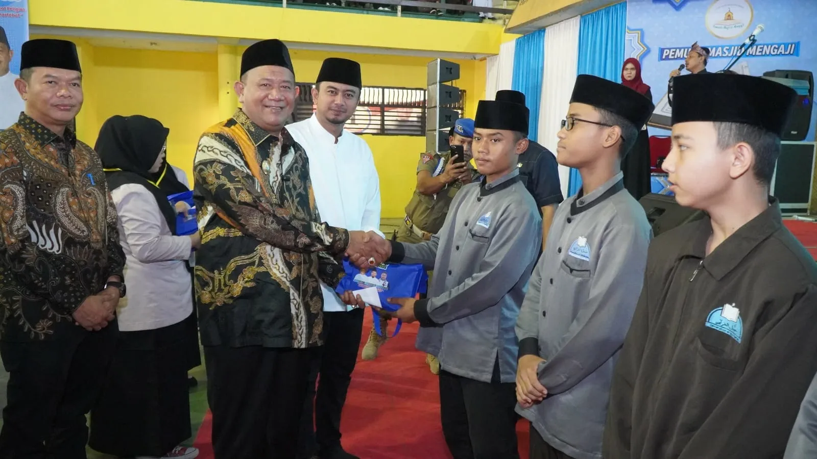 Hadiri Masjid Mengaji, Syah Afandin Sumbang 100 Al Quran Untuk Hafizh