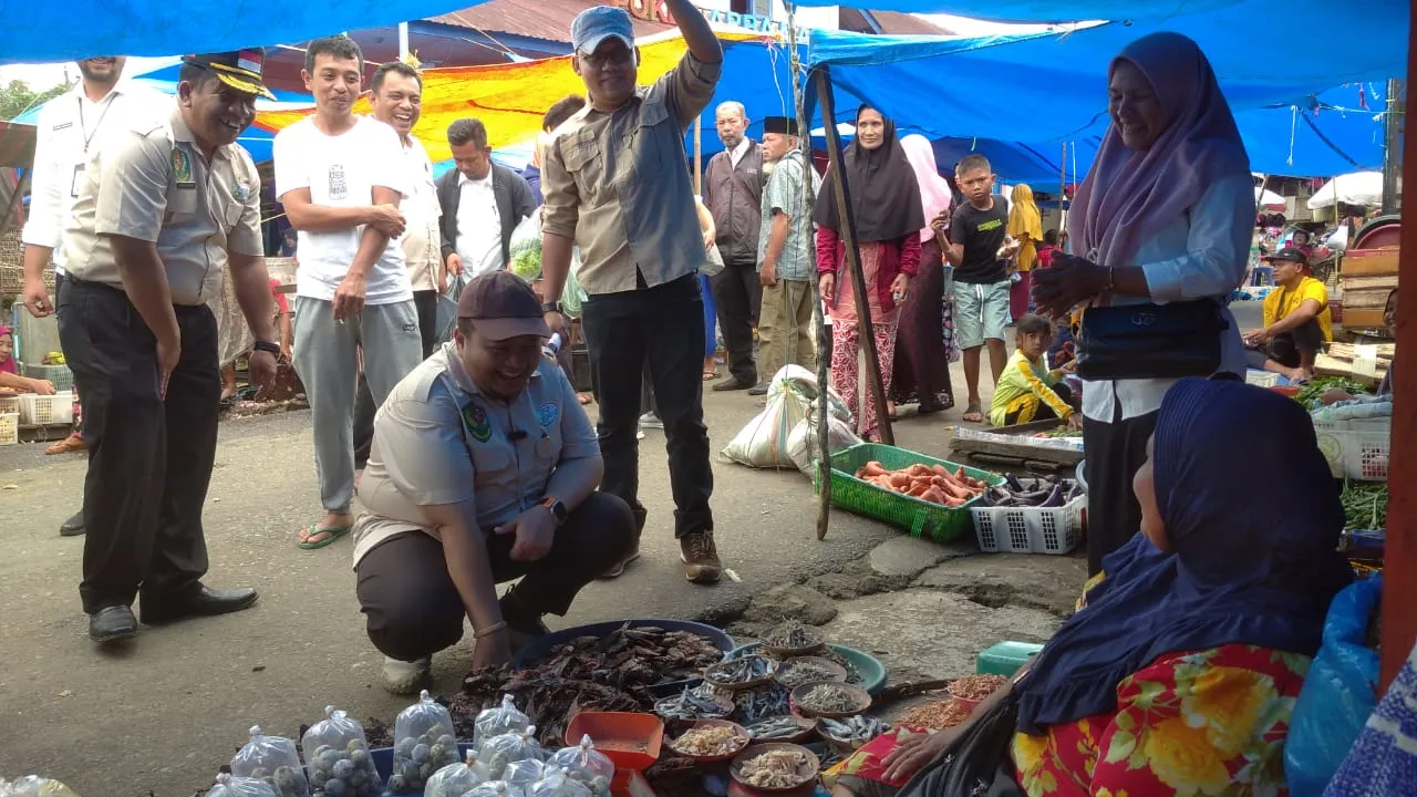 Bupati Dolly Berbelanja Di Pasar Tradisional " Poken Arba "