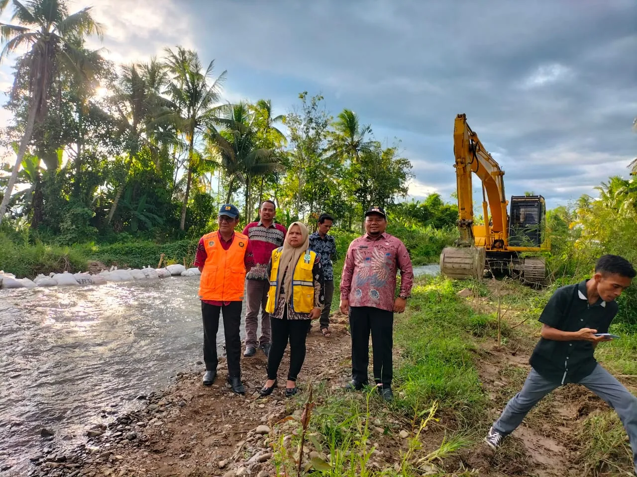 Berjibaku Pelurusan 500 Meter Muara Aeksibontar Madina