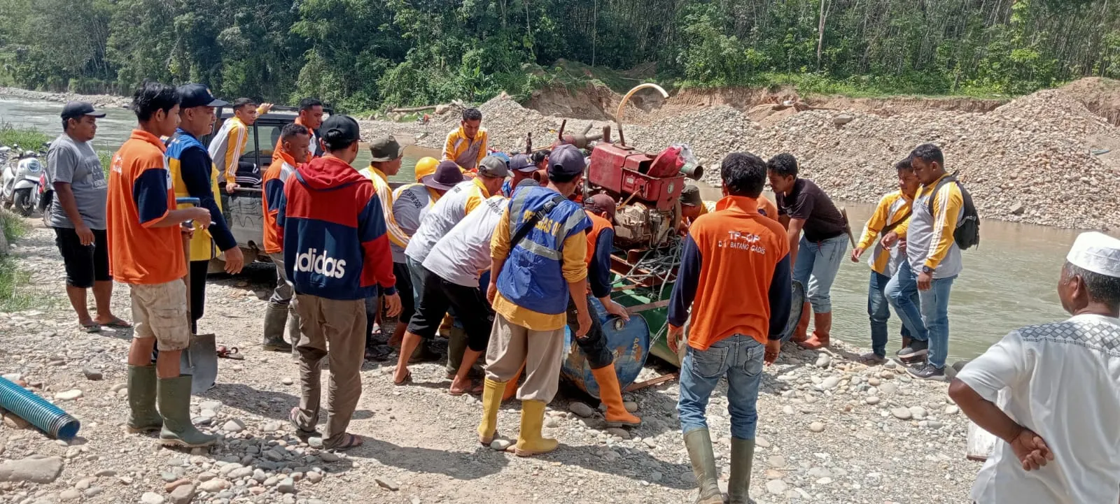 Petani Madina Apresiasi Dinas PUPR Berjibaku Perbaiki Irigasi