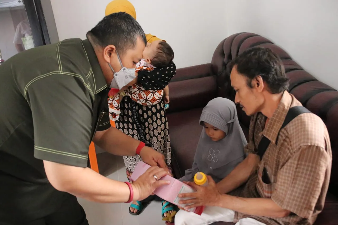 Bupati Dolly Beri Makanan Tambahan Anak Balita Di Puskesmas