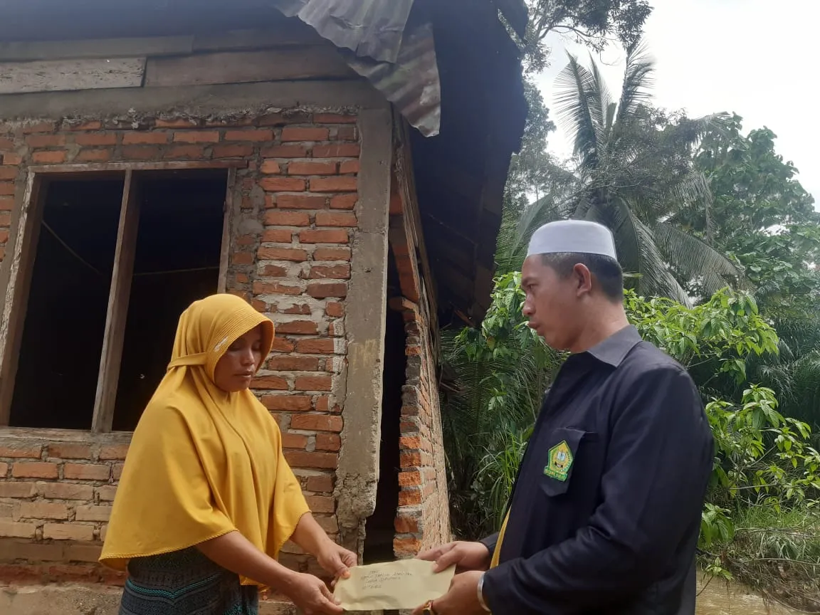 BSPPL Santuni Korban Banjir Di Desa Janjilobi