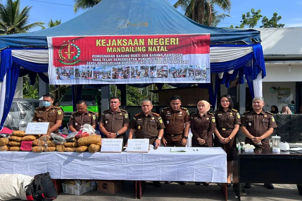 Kejari Madina Musnahkan BB 82 Kasus Kejahatan