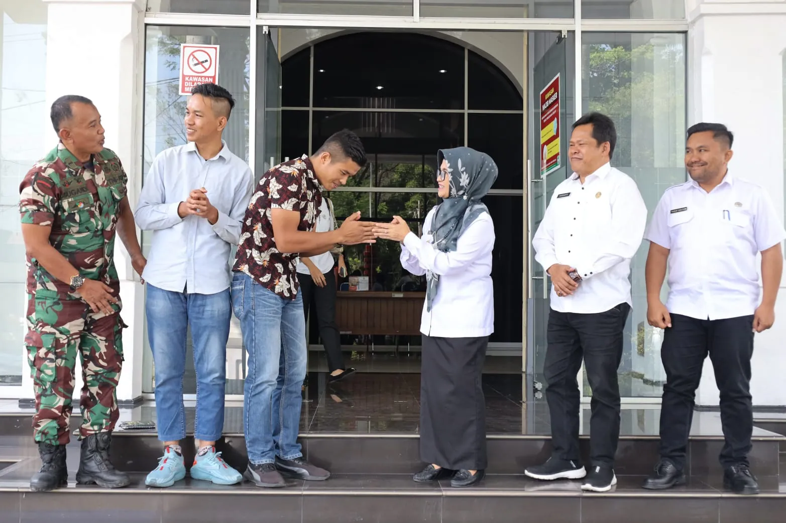 dr Susanti Berangkatkan Atlet Simalungun Ke Ajang One Pride MMA