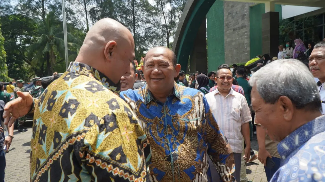 Syah Afandin Hadiri Pengukuhan Muryanto Guru Besar USU
