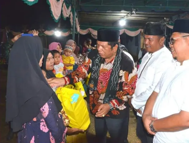 Hari ke - 3 Safari Isra Mi'raj, Wali Kota P.Sidempuan Bagikat 100 Paket Suplemen Makanan