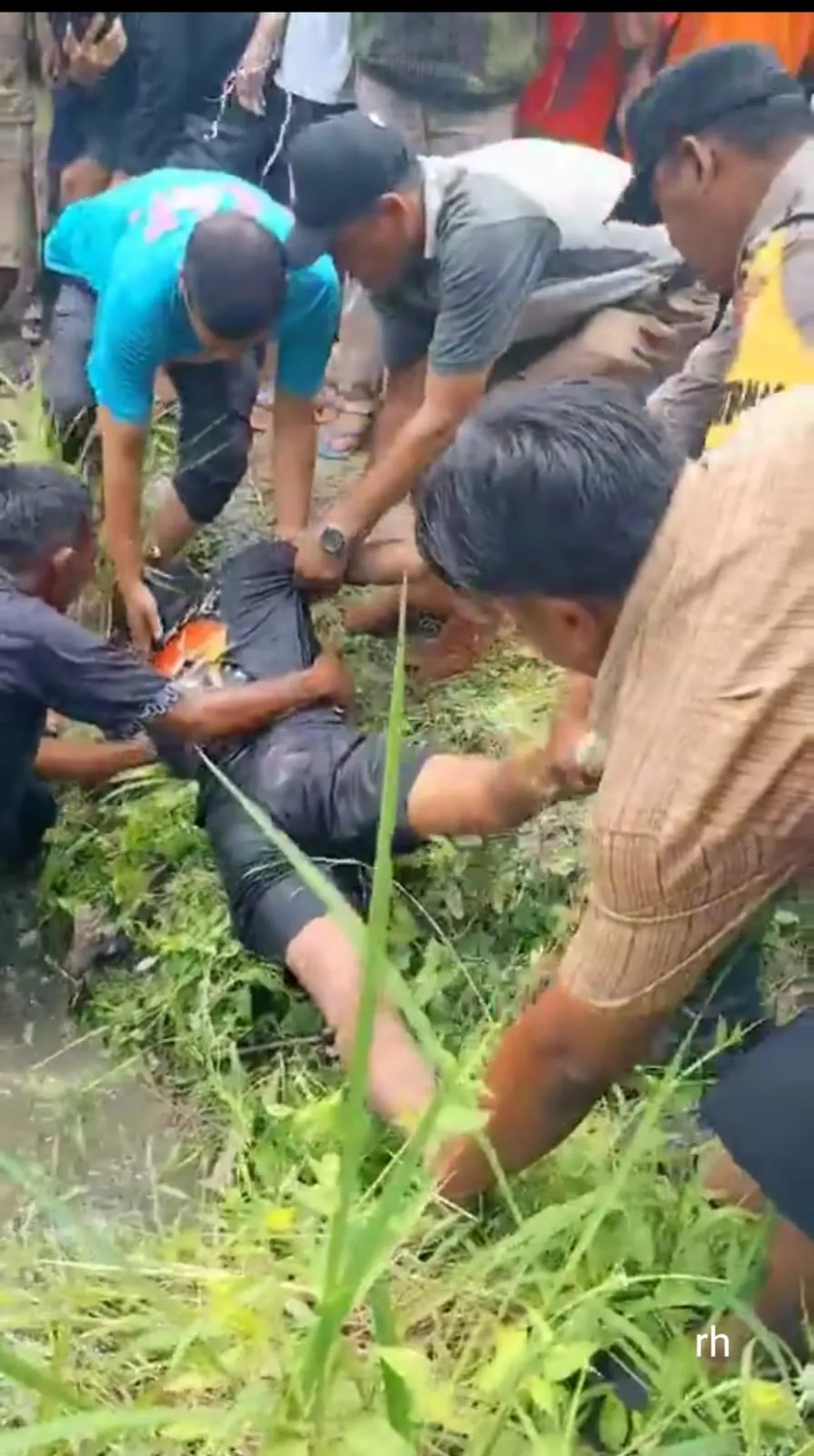 Warga Temukan Mayat Posisi Telungkup Diparit Bekoan
