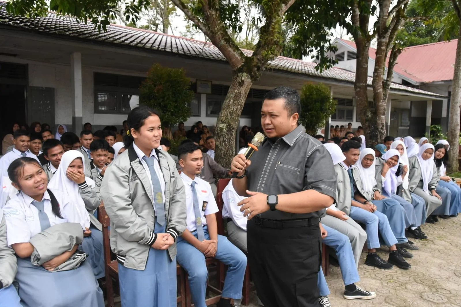 Bupati Tapsel Motivasi Siswa SMAN 1 Sipirok
